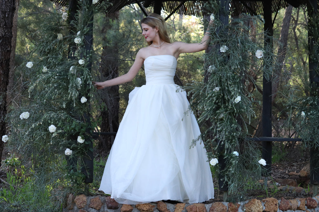 Vera Wang wedding dress hire Perth – silky boned bodice, beautifully layered buttery soft skirt, AU4-8