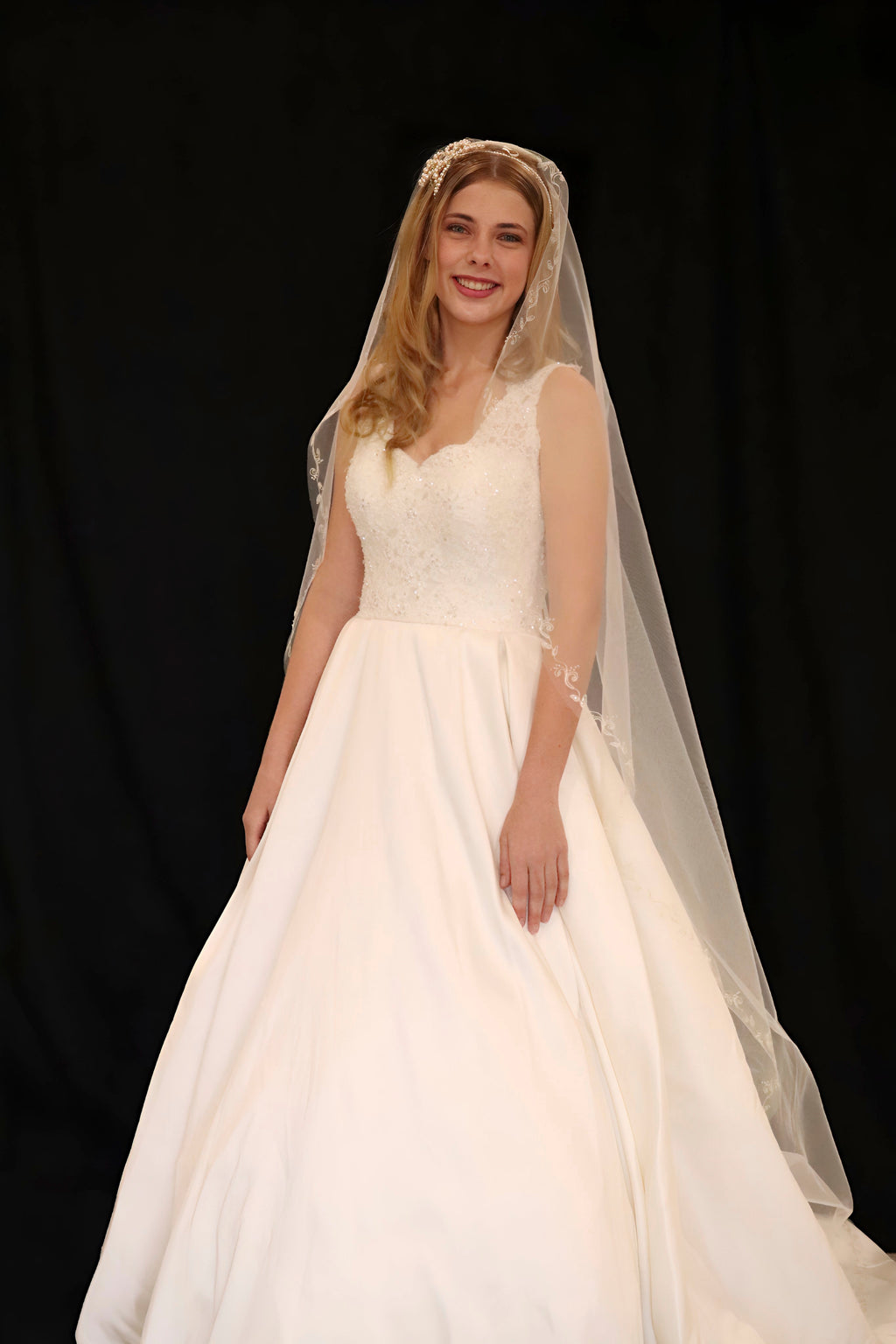 Wedding dress hire in Perth of this finely boned delicate lace bodice, with a full bodied princess skirt featuring a sophisticated keyhole back detail designed by Australian label Stella York. Fits size AU8-10