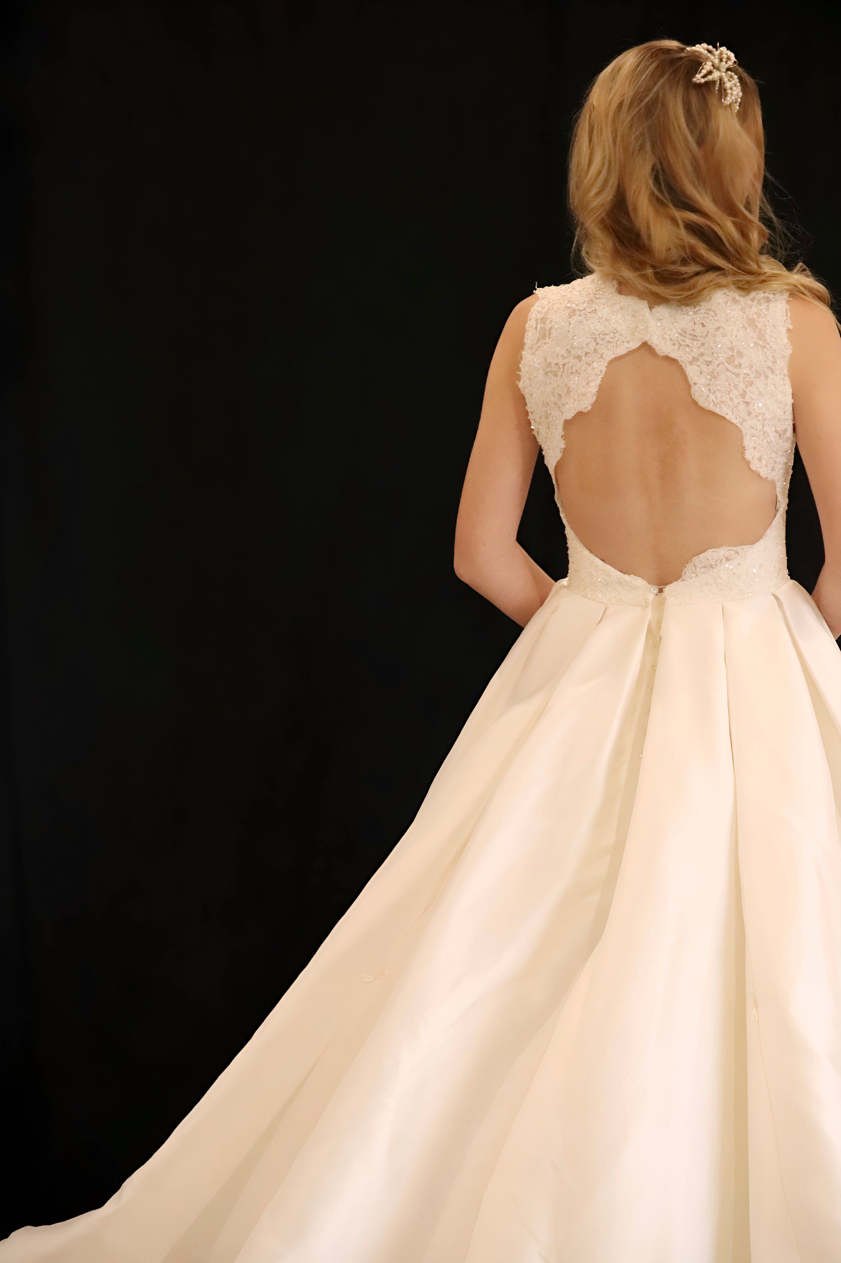 Wedding dress hire in Perth of this finely boned delicate lace bodice, with a full bodied princess skirt featuring a sophisticated keyhole back detail designed by Australian label Stella York. Fits size AU8-10