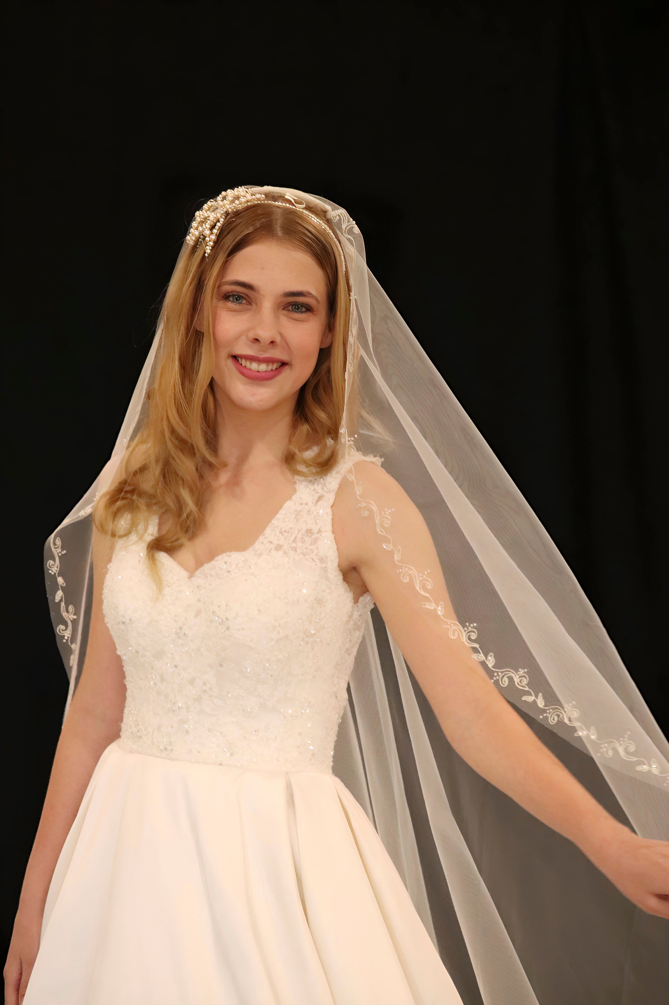 Wedding dress hire in Perth of this finely boned delicate lace bodice, with a full bodied princess skirt featuring a sophisticated keyhole back detail designed by Australian label Stella York. Fits size AU8-10