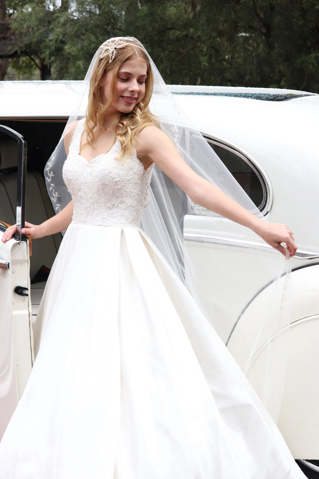 Wedding dress hire in Perth of this finely boned delicate lace bodice, with a full bodied princess skirt featuring a sophisticated keyhole back detail designed by Australian label Stella York. Fits size AU8-10