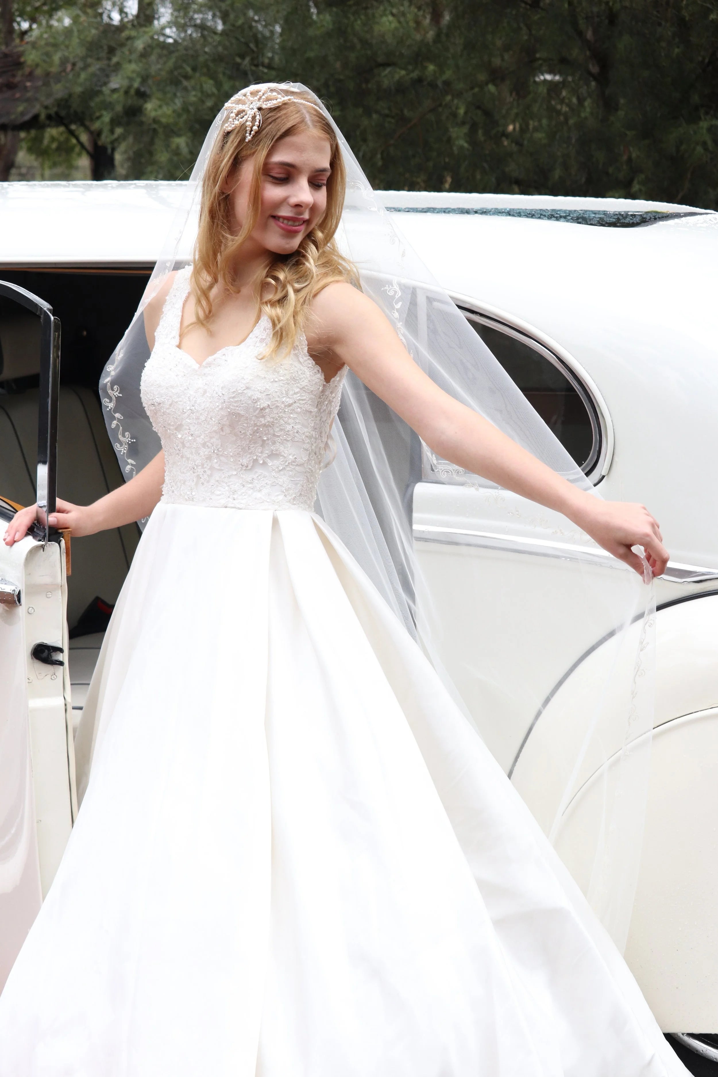 Wedding dress hire in Perth of this finely boned delicate lace bodice, with a full bodied princess skirt featuring a sophisticated keyhole back detail designed by Australian label Stella York. Fits size AU8-10